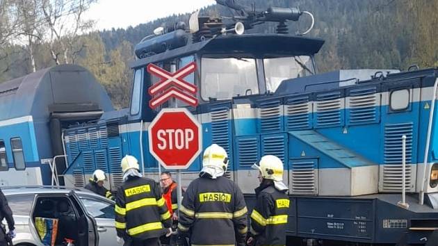 Srážka auta s vlakem v Loučovicích na Krumlovsku 3. května 2022.