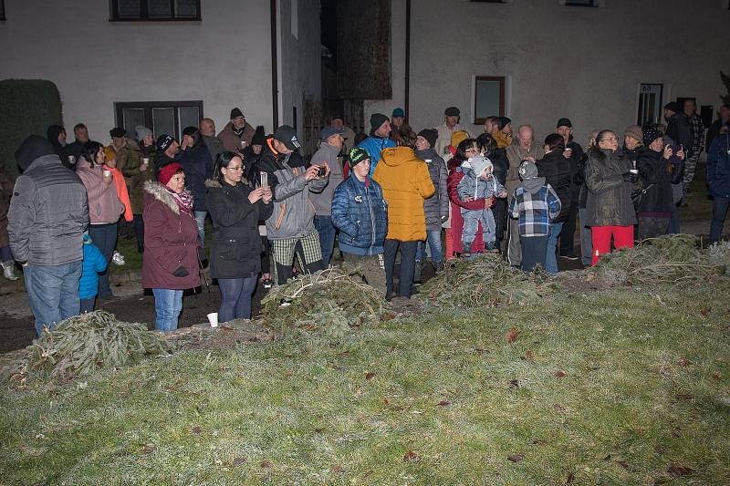 Obyvatelé Světlíka se setkali na návsi při rozsvícení vánočního stromku.