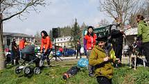 Do Kempu Krumlov U Trojice se sjeli nadšenci z celé republiky, aby vyrazili na společnou plavbu po čerstvě odemčené Vltavě.