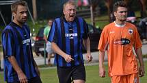 Oblastní I.B třída (skupina A) - 8. kolo: Sokol Chvalšiny (modročerné dresy) - FC Šumava Frymburk 1:2 (1:1).