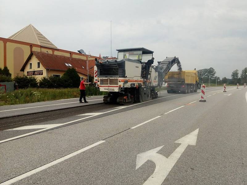 Ve středu začalo ŘSD frézovat polovinu hlavního tahu mezi hranicemi a Dolním Dvořištěm.