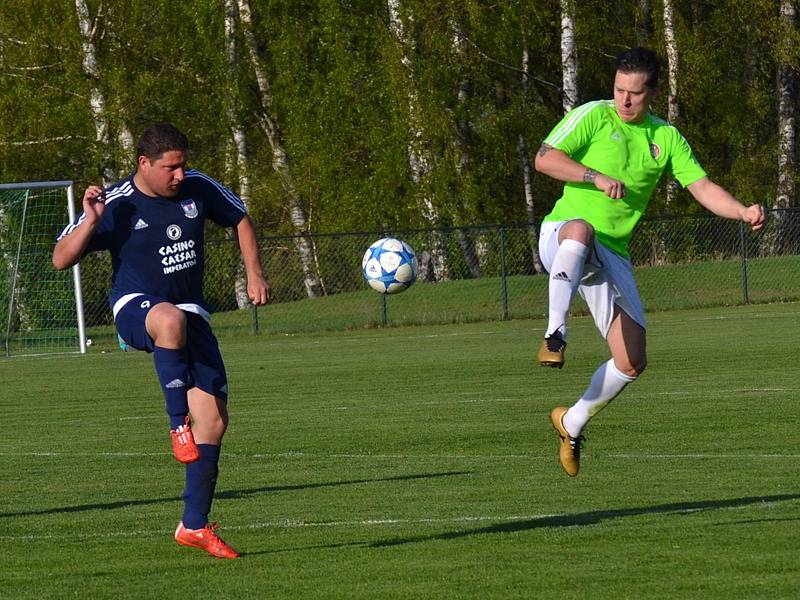 OP muži - 14. kolo: FK Dolní Dvořiště (modré dresy) - Hraničář Malonty 1:1 (0:0) pen. 1:3.