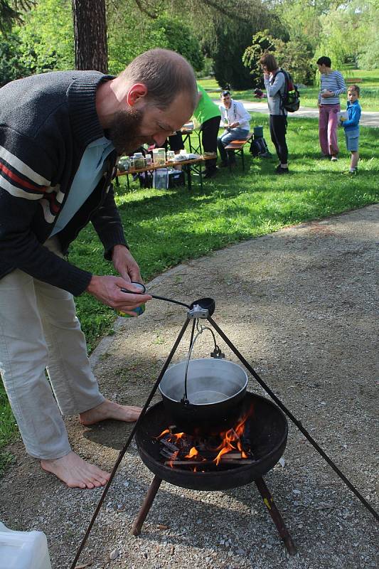 Krumlovští skauti připravili Férovou snídani v českokrumlovském městském parku.