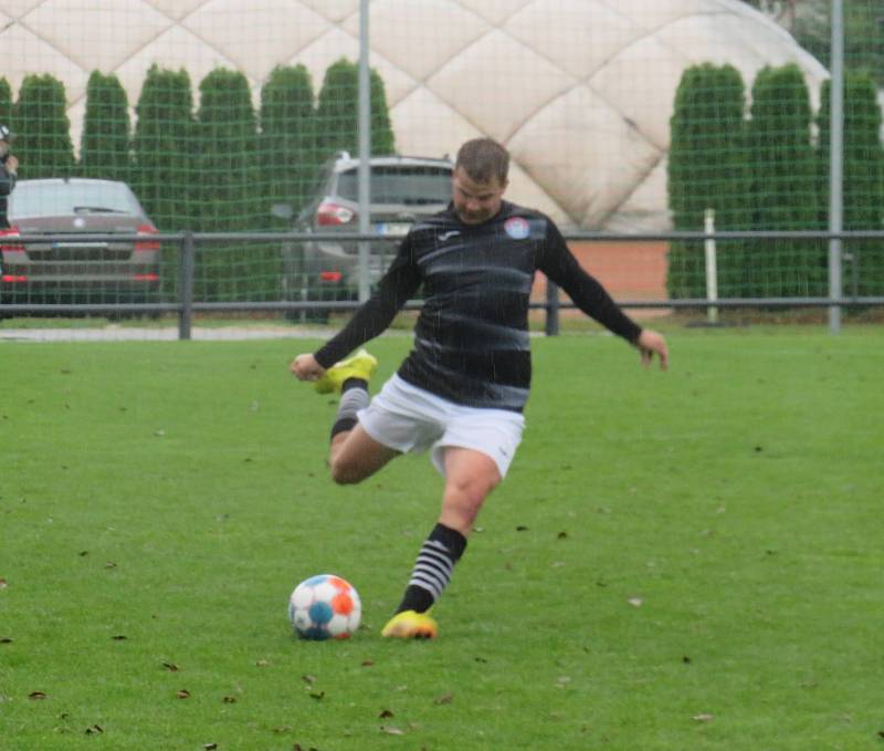 Kaplice v úvodním kole I. A třídy doma za vytrvalého deště porazila Lhenice (ve žlutém) přesvědčivě 3:0.