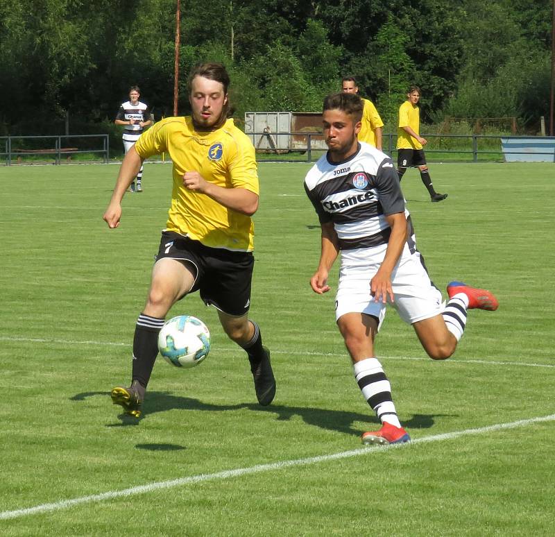 Kapličtí fotbalisté (v černobílém) v přípravném utkání dvou účastníků I. A třídy porazili Veselí nad Lužnicí 4:3.