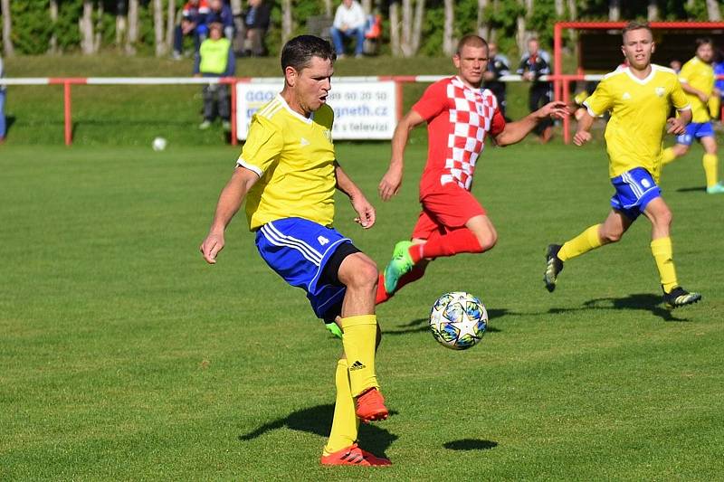 Fotbalisté Velešína (v červeném) prohráli v souboji týmů ze suterénu I. A třídy doma s Vimperkem 0:4.