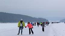 Tisíce lidí dorazily o víkendu zabruslit si na Lipno.