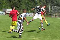 Fotbalová generálka: FK Spartak Kaplice (černobílé dresy) – SK Nemanice 2:4 (1:3).