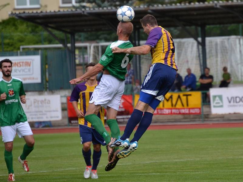 Česká divize (skupina A) - 1. kolo: FK Slavoj Český Krumlov (zelené dresy) - SK Senco Doubravka 0:1 (0:0).