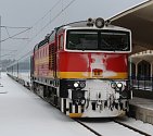 Legendární motorová lokomotiva řady 754 Brejlovec v dobovém nátěru.