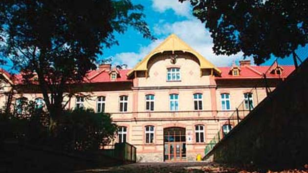 Budova školy na ulici Jiráskově.