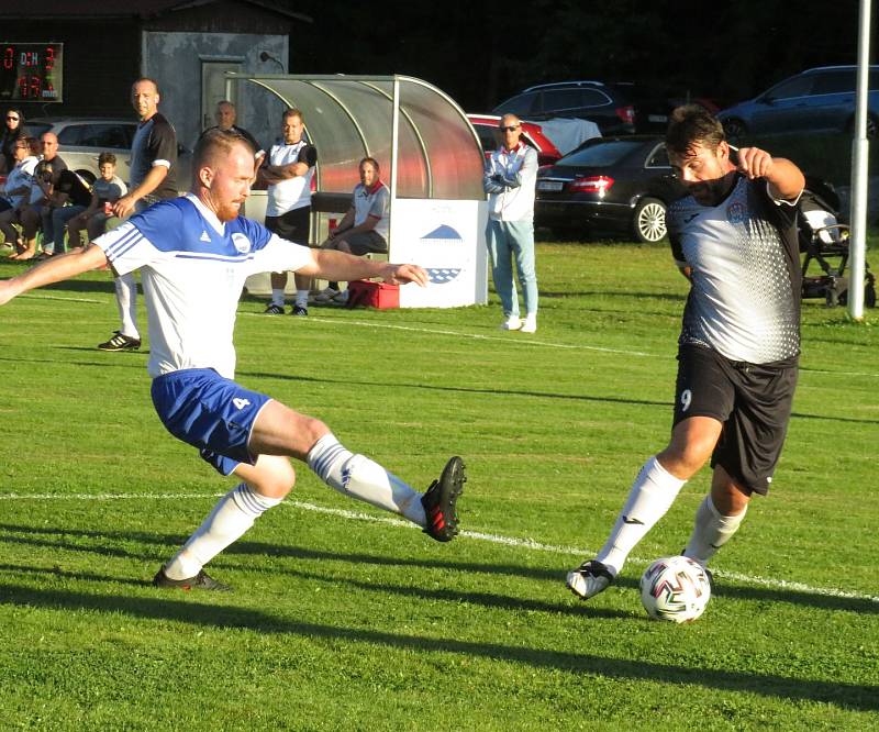 Fotbalisté Lipna (v modrobílém) doma v 7. kole OP podlehli kaplickému béčku 0:3.