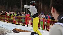 Šestačtyřicet nadšenců na lyžích a na snowboardech zakončilo zimní sezónu stylově, velikonočním přejezdem Lipenské louže.