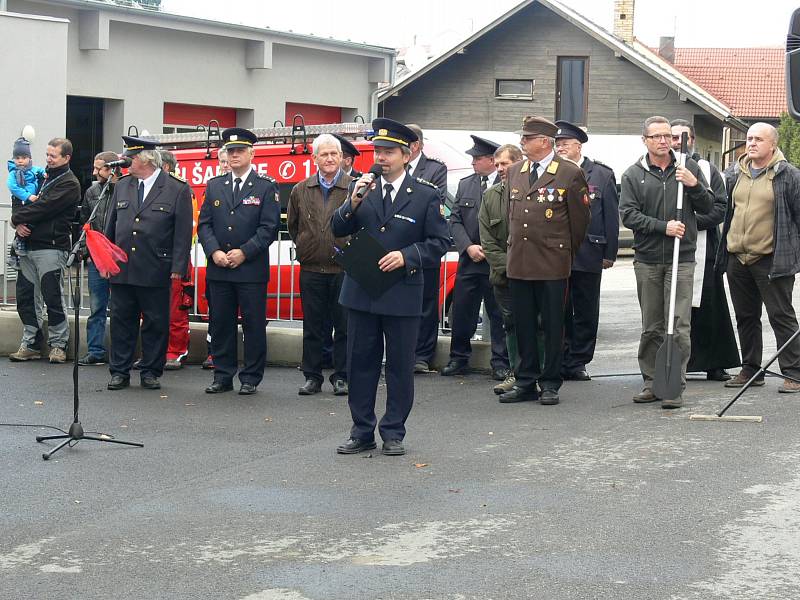 Hasiči jsou o dva nové moderní stroje bohatší