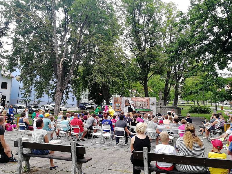 Kulturní léto u kašny nabízí program každou středu.