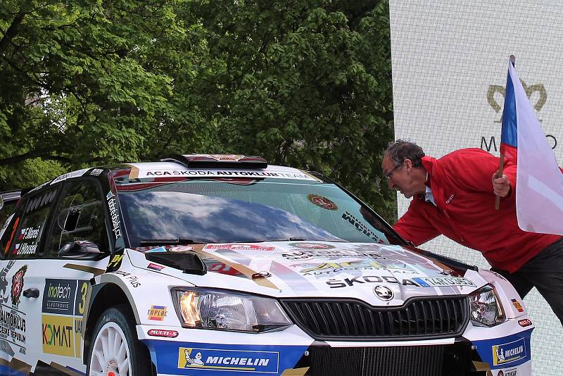 Sedmačtyřicátý ročník Rallye Český Krumlov byl v pátek odpoledne zahájen v Jelence.