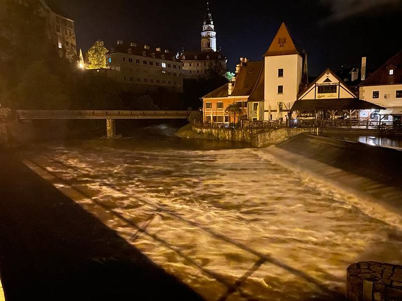 Vltava v Českém Krumlově o půlnoci z 29. na 30. června po silném dešti. Průtok byl necelých 50 kubíků vody za vteřinu.