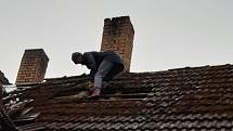 Do opravy střechy v Dobrém na Krumlovsku, ze které vítr sfoukl tašky, se pustila Eva Cieslarová.