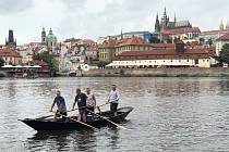 Trénink na Vltavě na sandolu, které se ovládá podobně jako bissona. Na snímku Radek Šťovíček (zleva) s Vojtěchem Pokorným, Petrem Žabou a Zdeňkem Bergmanem.