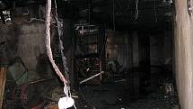 Následky požáru rodinné pily v Brloze.