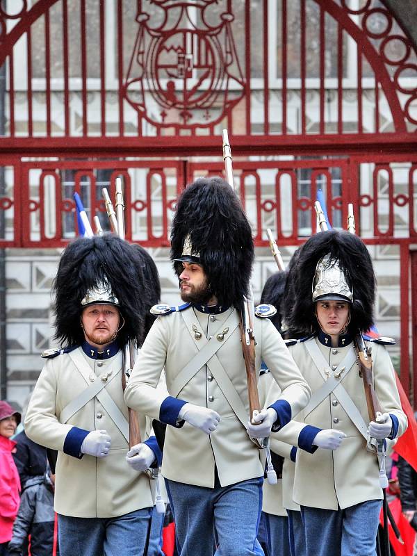 Schwarzenberská granátnická garda oslavila v Českém Krumlově 100 let od vyhlášení Československé republiky.