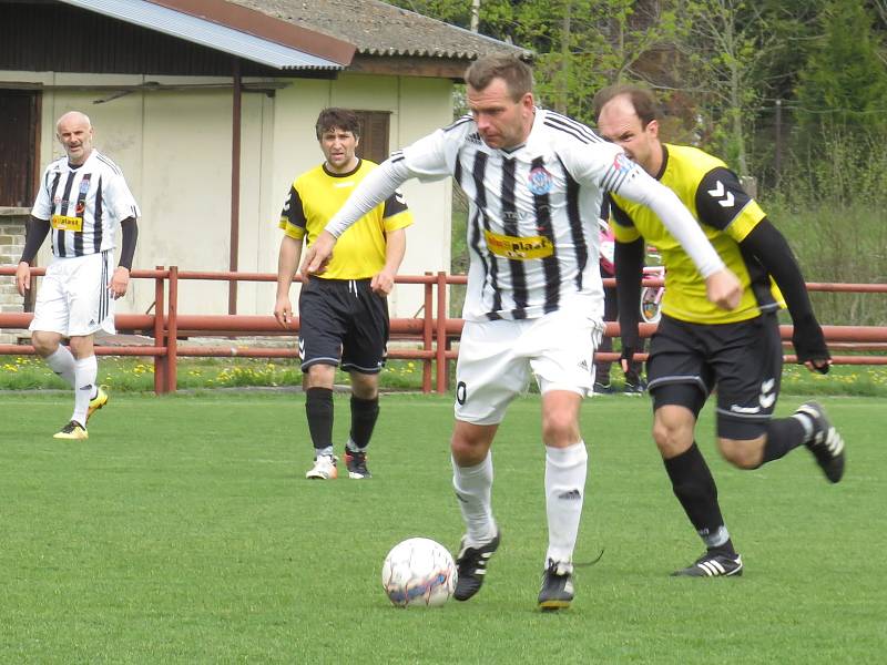 OSM – 15. kolo: FK Spartak Kaplice B (bíločerné dresy) – SKF Rožmberk 9:0 (4:0).