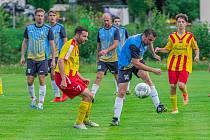 Fotbalisté Chvalšin (ve žlutočerveném) se v 2. kole krajské I. B třídy doma rozešli se Sedlecem smírně 2:2.