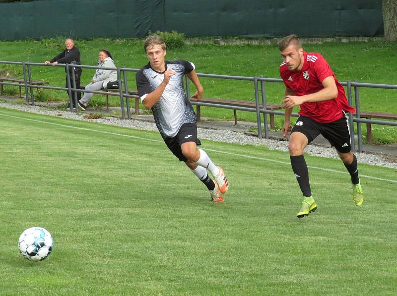 Fotbalisté kaplického béčka (v černobílém) doma v přípravě na novou sezonu prohráli se Zliví vysoko 1:8.