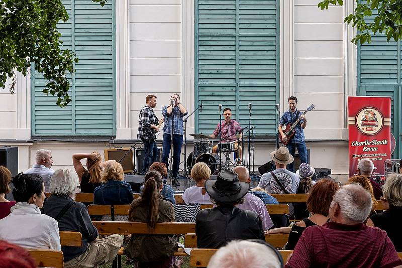 Jazz nad Vltavou se netradičně uskutečnil na terase Městského divadla.