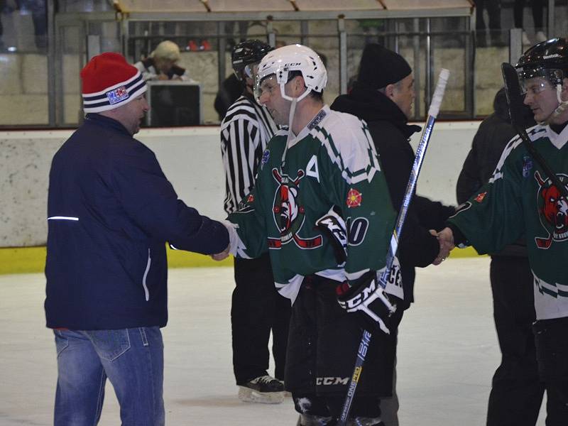 3. semifinále play off krajské ligy: HC Slavoj Č. Krumlov (v zeleném) - HC David servis Č. Budějovice 1:3.