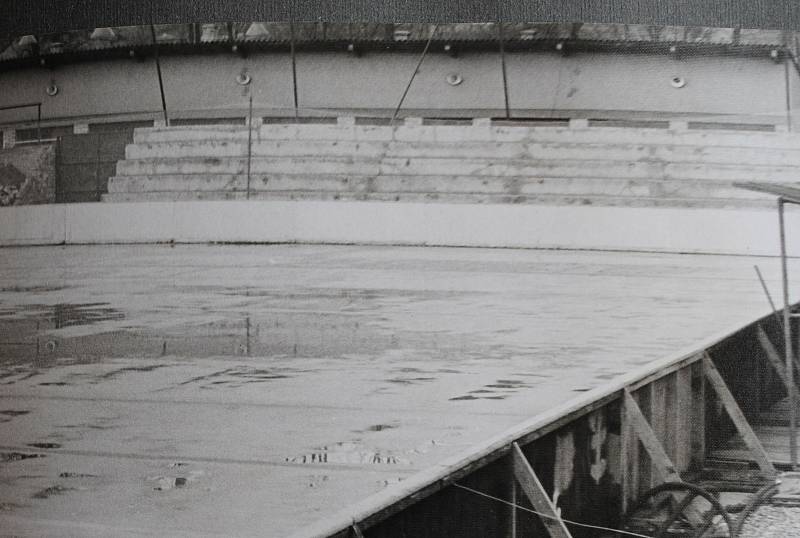 Krumlovská osmdesátá. Zimní stadion.