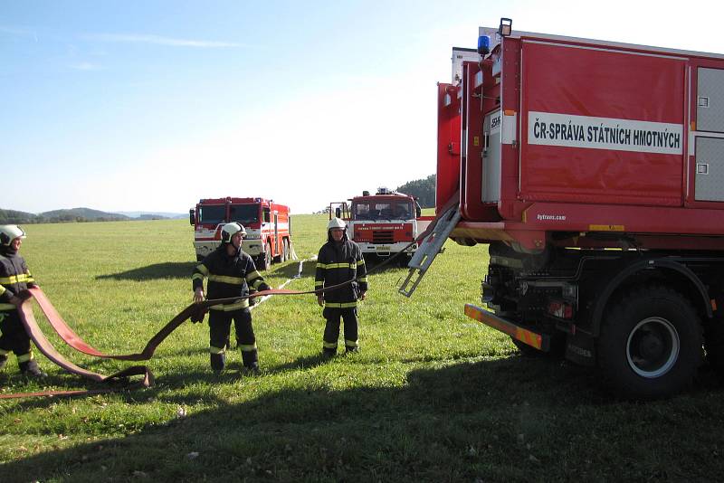 Hasiči z Českého Krumlova a letecká služba policie ČR cvičně hasili u Chvalšin požár lesa.