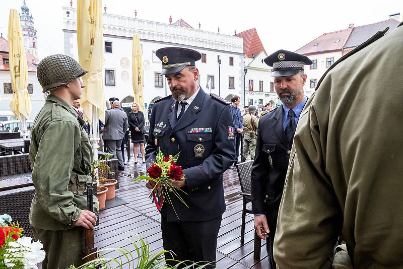 Navzdory dešti se uskutečnil pietní akt na českokrumlovském náměstí ve vší důstojnosti a lesku. V Jelení zahradě byl po celou sobotu k vidění dobový vojenský tábor a zábavný program nabídl hostinec Depo.