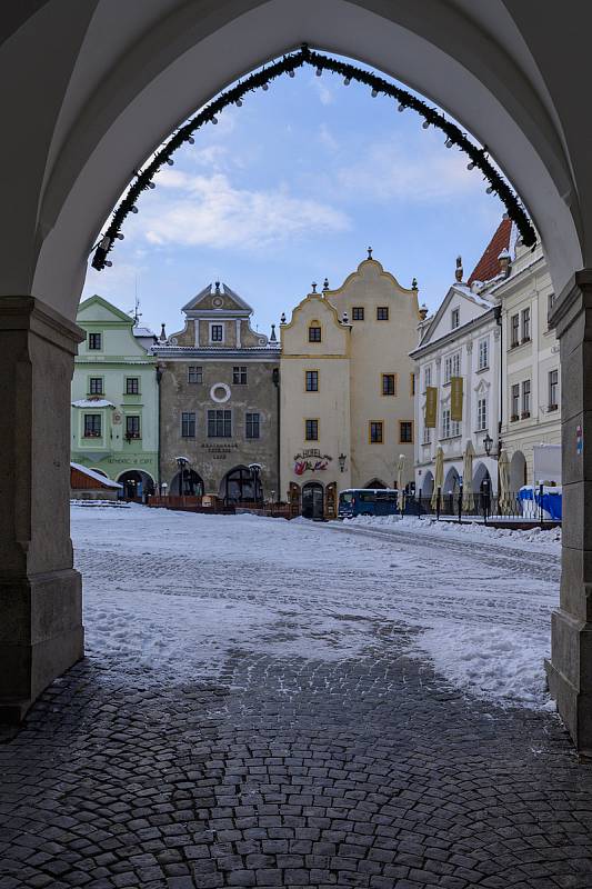 Zasněžený Český Krumlov v celé své kráse.