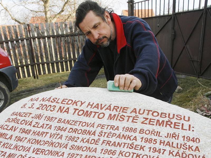 Českobudějovický restaurátor a sochař Richard Rudovský dokončuje ve svém ateliéru v Holašovicích téměř třítunový obelisk ze dna řeky Labe. Kámen nese jména devatenácti mrtvých, kteří se stali oběťmi havárie autobusu u Nažidel před pěti lety.