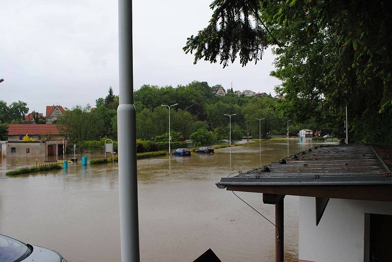 Povodně v Českém Krumlově v roce 2013. Ze břehů se vylila Polečnice, zahrozila i Vltava v centru. Pod vodou skončily hospodské zahrádky i auta.