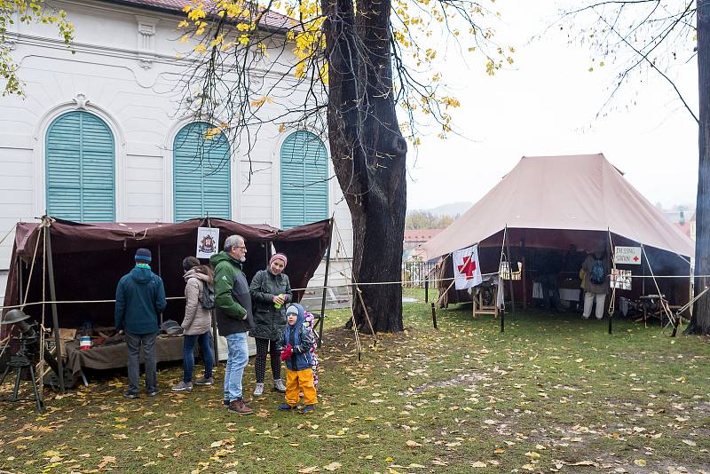 Vojenské ležení u Městského divadla v Českém Krumlově.