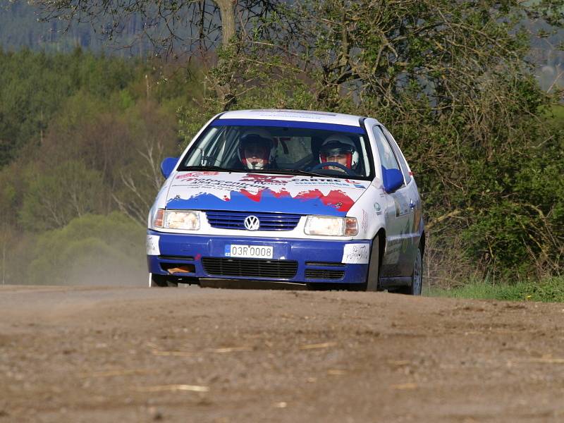 Pavel Korčák a Milan Jirka vstoupili do automobilových soutěží třetím místem při loňské Rallye Č. Krumlov. Letos se na domácí půdě předvedli velmi dobrým výkonem a s Volkswagenem Polo 1.4 16V (na snímku z RZ Dobrné I.) si ve třídě N1 dojeli pro vítězství.