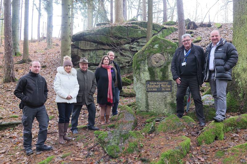 Členové jihočeské společnosti Geomed po setkání zašli k pomníku Adalberta Stiftera na naučné stezce v Benešově nad Černou.