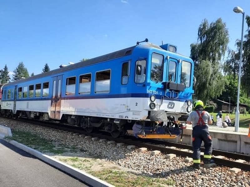 Střet auta s vlakem 30. 7. 2021 v Holubově na Českokrumlovsku si vyžádal tři zraněné, z toho byly dvě děti.