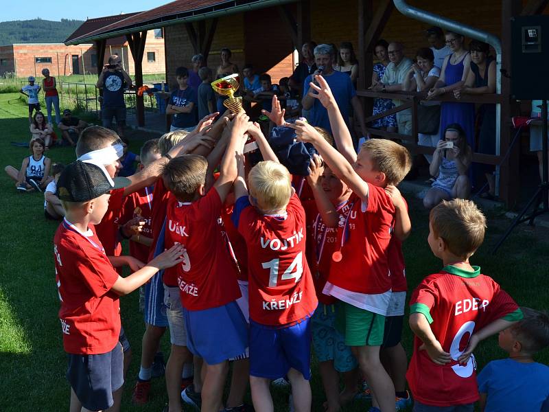 Trofej okresních přeborníků v kategorii mladších přípravek vybojovali v sezoně 2018/19 benjamínci společenství Sokola Křemže a SK Holubov.