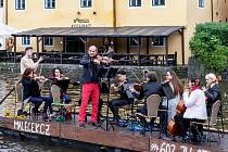 Koncert Jihočeské filharmonie na voru, Krumzušbandu na náměstí a v ulicích hráli i jiní muzikanti.