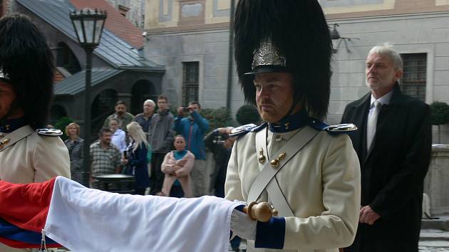 Schwarzenberská garda dnes na svátek sv. Václava přijala a vyvěsila nové prapory.