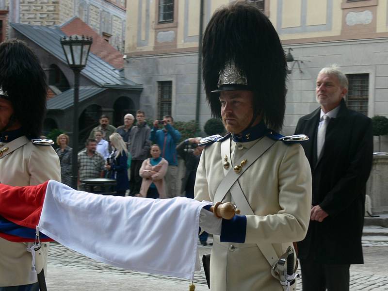 Schwarzenberská garda dnes na svátek sv. Václava přijala a vyvěsila nové prapory.