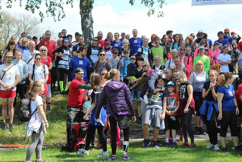 V sobotu 18. května se do Chlumu sjelo na dvě lidí na ChluChlu, prestižní recesistický závod s charitativním posláním, aby podpořili Báru Šebelkovou.