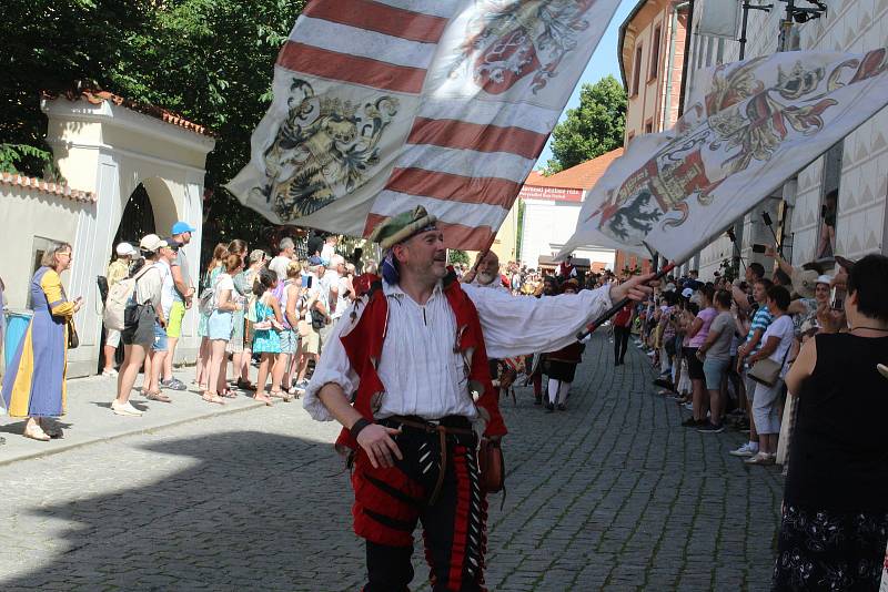 K jedněm z vrcholů Slavností pětilisté růže v Českém Krumlově patřil tradičně sobotní hlavní kostýmovaný průvod ulicemi města.