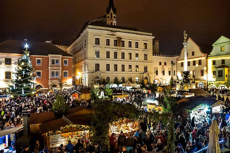 První adventní neděle a rozsvícení stromu na krumlovském náměstí.