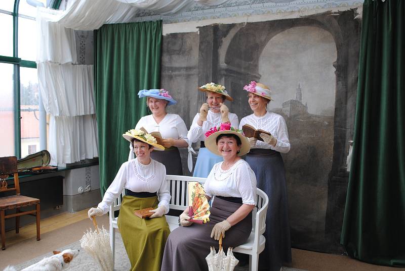 Knihovnice z kaplické městské knihovny se staly stotisící až stotisící čtvrtou návštěvnicí krumlovského Musea Fotoateliér Seidel.