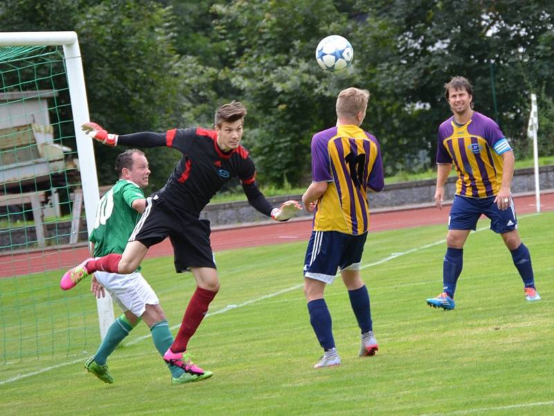 Česká divize (skupina A) - 1. kolo: FK Slavoj Český Krumlov (zelené dresy) - SK Senco Doubravka 0:1 (0:0).