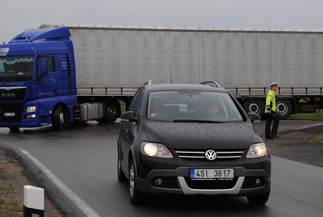 Objížďka kolem Dolního Třebonína se rozjela na plno. Ve čtvrtek dopoledne dopravu řídí policisté.